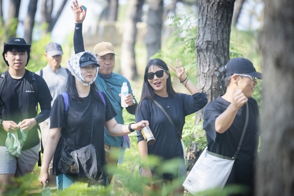 예술 파시, 캠핑도 즐기며 쓰레기도 줍고..'신안군, 고향올래 예술 캠핑 ‘메이크 섬 노이즈’ 개최' 3