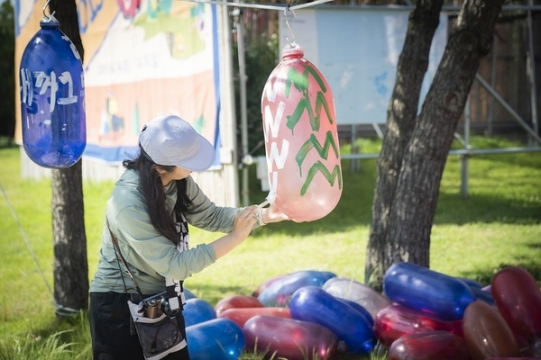 예술 파시, 캠핑도 즐기며 쓰레기도 줍고..'신안군, 고향올래 예술 캠핑 ‘메이크 섬 노이즈’ 개최' 4