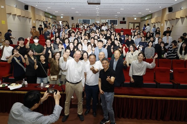 세계적인 철 조각가 안토니 곰리, 특별 강연 성황리 개최..'예술섬 프로젝트 비금도 ‘엘리멘탈(Elemental)’ 내년 상반기 설치' 2