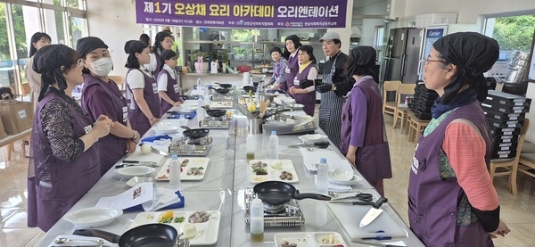 신안 안좌도, ‘오상채 요리 아카데미’로 지역 인재 양성 및 향토 식문화 계승 첫발..'2025년부터 5년간 운영… 재일교포 오상채·오노리꼬 부부의 통 큰 기부로 시작'  2