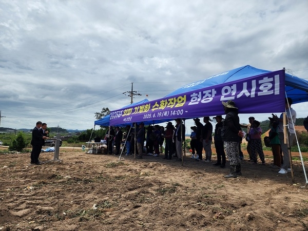 신안군, 양파 기계 수확 현장 연시..'양파 수확, 이제 기계화로 시간·비용 대폭 절감' 1
