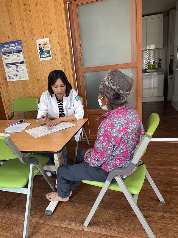 신안군, 75세 이상 전 주민 대상 치매조기검진 집중 실시..'신안군, 집중 검진으로 치매 사각지대 해소와 조기 발견에 힘쓰다' 3