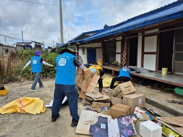 신안군 자은면 복지기동대·적십자회, 독거어르신 주거 환경 개선 봉사..'5톤 생활폐기물 수거, 쾌적한 환경 조성 기여' 1