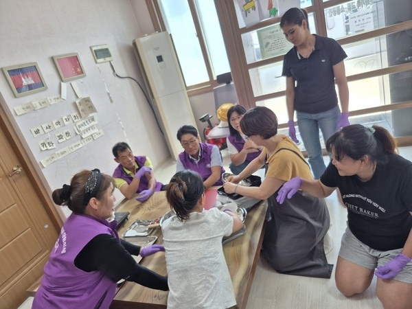신안군 자은면지역사회보장협의체, 다문화가정 ‘문화소통 프로그램’ 운영..'생활 밀착형 체험활동으로 이주여성들의 높은 호응 이끌어' 1
