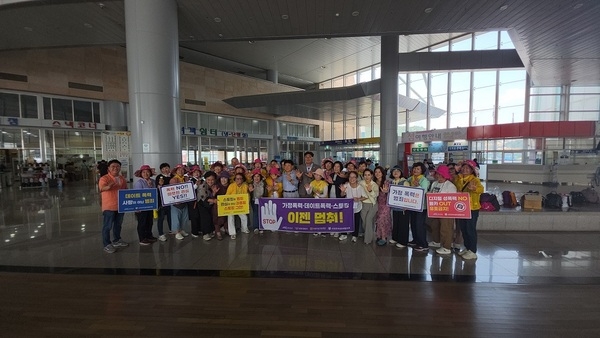 신안군 여성단체협의회-민주평화통일자문회의 신안군협의회, 2025년 평화공감 내 고장 탐방 성공적 개최..'평화·통일 공감대 형성 및 신안군 꽃 축제 홍보 앞장' 4