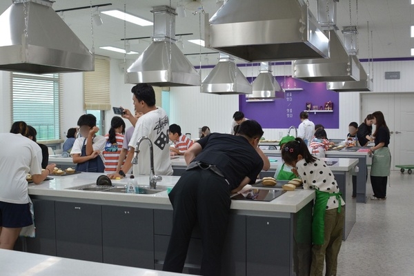 신안군, 농산물가공센터 지역 초등학생 가공 체험 성황리에 마쳐..'압해동초등학생 대상 지역특화빵 가공 및 농산물가공시설 현장 체험 진행' 2