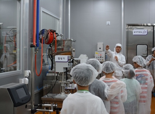 신안군, 농산물가공센터 지역 초등학생 가공 체험 성황리에 마쳐..'압해동초등학생 대상 지역특화빵 가공 및 농산물가공시설 현장 체험 진행' 1