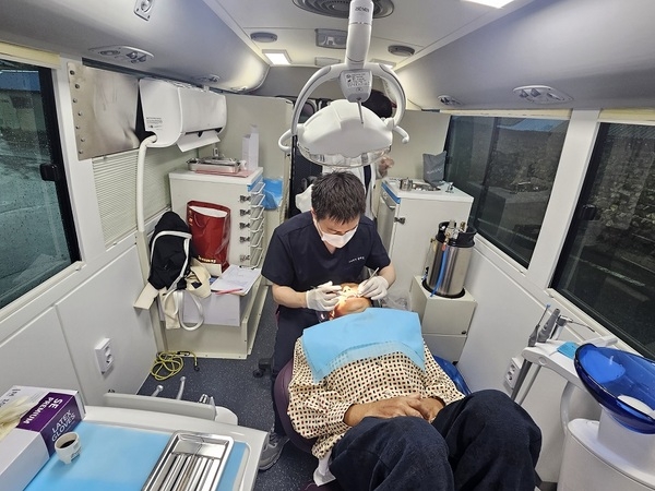 신안군, ‘찾아가는 치과 이동 진료’로 의료 취약 지역 주민에게 밝은 웃음 선사..'금융산업공익재단 지원으로 시작된 첫 현장 진료, 의료 불균형 해소 기대' 1