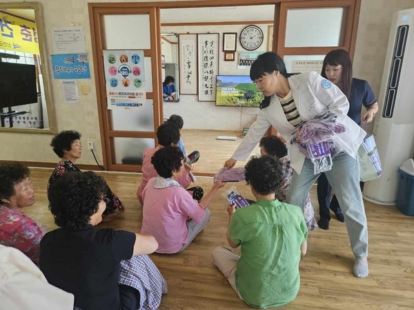 신안군, 진드기 매개 감염병 예방 총력…“물리지 않는 것이 최선!”..하의면 집중관리지역 선정, 고위험군 주민 대상 예방 교육 및 물품 지원 2