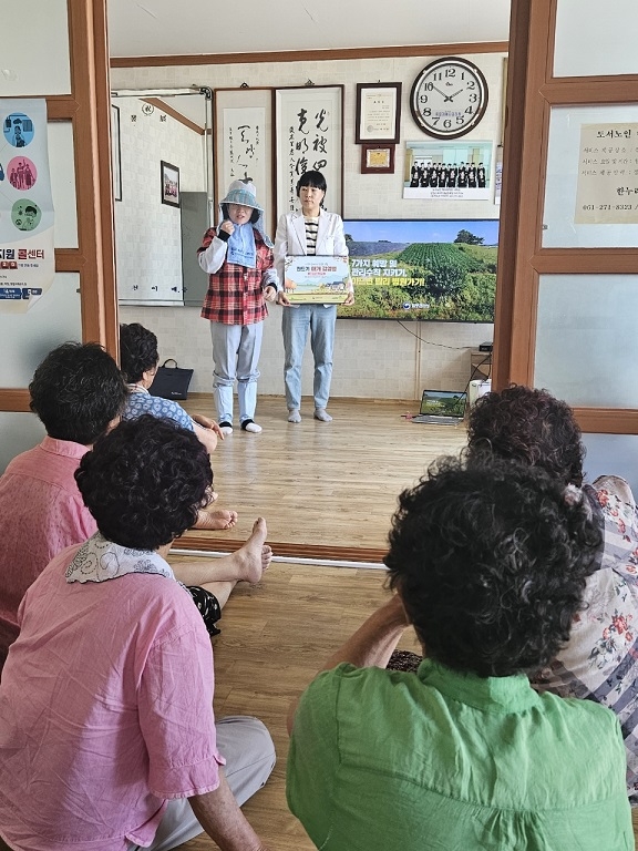 신안군, 진드기 매개 감염병 예방 총력…“물리지 않는 것이 최선!”..하의면 집중관리지역 선정, 고위험군 주민 대상 예방 교육 및 물품 지원 1