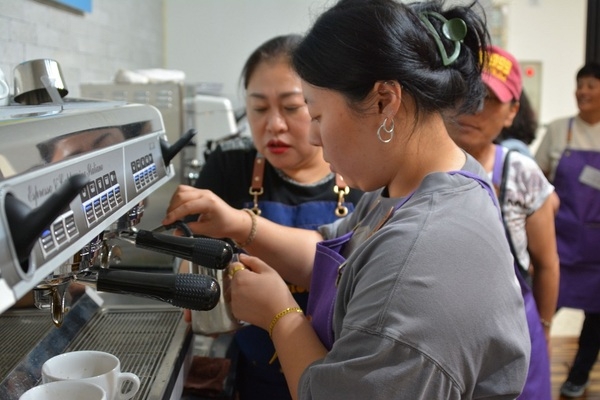 신안군, ‘2025년 커피 바리스타 양성 교육’ 인기리에 운영 중..'지역 카페 전문성 강화 및 방문객 만족도 제고 기대' 3