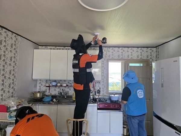 도초면 복지기동대-신안소방서 119생활안전순찰대, 주택 화재 안전진단 및 생활 불편 해소 협업..'취약계층 10여 가구 대상, 생활 밀착형 안전 서비스 제공' 2