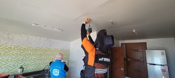 도초면 복지기동대-신안소방서 119생활안전순찰대, 주택 화재 안전진단 및 생활 불편 해소 협업..'취약계층 10여 가구 대상, 생활 밀착형 안전 서비스 제공' 3