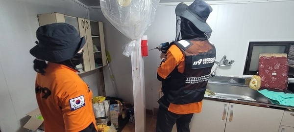 도초면 복지기동대-신안소방서 119생활안전순찰대, 주택 화재 안전진단 및 생활 불편 해소 협업..'취약계층 10여 가구 대상, 생활 밀착형 안전 서비스 제공' 4