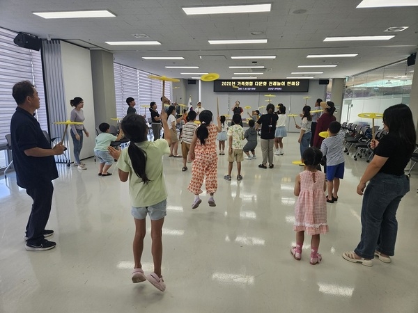 신안군가족센터, 다문화 전래놀이 한마당..'전래놀이 체험 통해 가족 간 화합과 이웃 간 협동심 고취, 문화 이해의 장 마련' 1