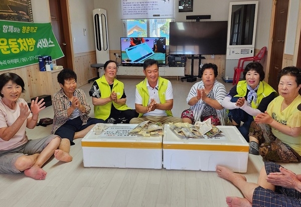 신의면 지역사회보장협의체, 중복 맞아 어르신 삼계탕 나눔으로 ‘사랑의 밥상’ 선사..'따뜻한 한 끼로 건강 챙기고, 지역사회 유대감 강화' 1