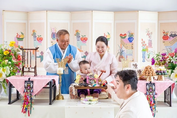 신안군, 섬마을에서 열린 다문화가정 자녀의 특별한 ‘찾아가는 돌잔치’..'국가유산진흥원 협력, 문화 향유 기회 확대 및 안정적인 지역사회 정착 지원' 3