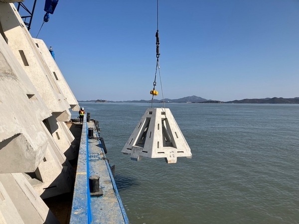 신안군, ‘바닷속 속 물고기 아파트’ 조성 박차... 다이아몬드 해역 낚시 관광 본격화..'수산종자 방류와 인공어초 투하로 지속 가능한 수산자원 확보 및 지역경제 활성화 기대' 2