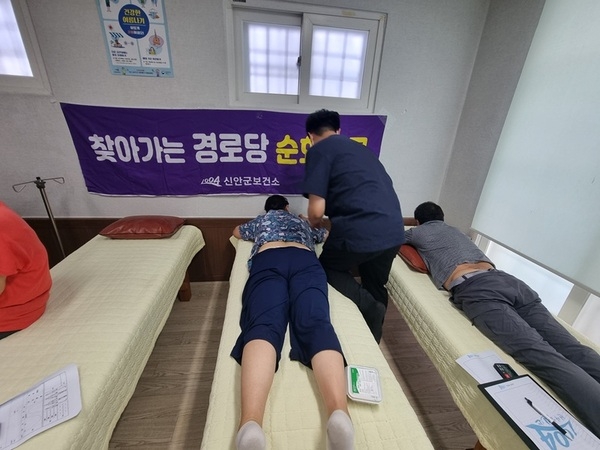 신안군, 폭염 속 ‘무의낙도 순회진료’로 주민 건강 사수…의료 사각지대 해소 총력..'온열질환 예방 교육 병행…‘찾아가는 의료 서비스’로 주민 건강 만족도 높여' 2