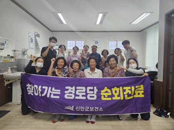 신안군, 폭염 속 ‘무의낙도 순회진료’로 주민 건강 사수…의료 사각지대 해소 총력..'온열질환 예방 교육 병행…‘찾아가는 의료 서비스’로 주민 건강 만족도 높여' 1