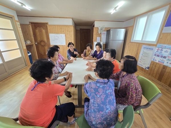 신안군, 전 경로당 ‘입식테이블 및 의자’ 지원 완료… 어르신 여가·식사 환경 대폭 개선..