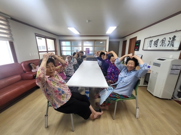 신안군, 전 경로당 ‘입식테이블 및 의자’ 지원 완료… 어르신 여가·식사 환경 대폭 개선..