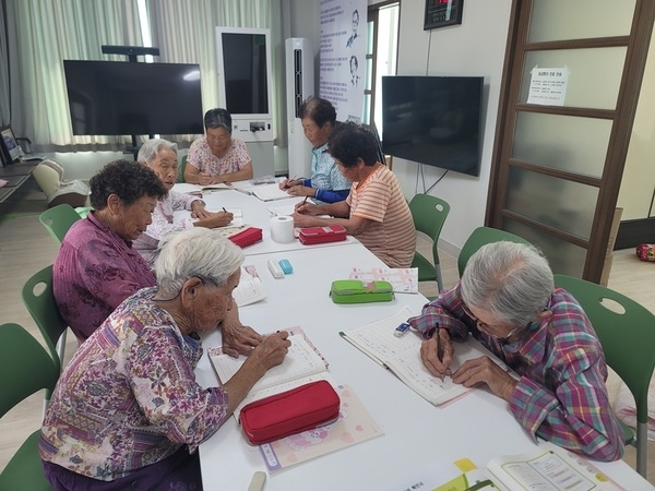 신안군, 전 경로당 ‘입식테이블 및 의자’ 지원 완료… 어르신 여가·식사 환경 대폭 개선..