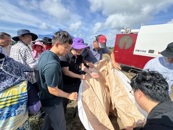 참깨도 이제 콤바인으로! 신안군 기계화 성공!..'16일 비금도에서 결과평가회 개최, 노동력 97% 절감효과' 1