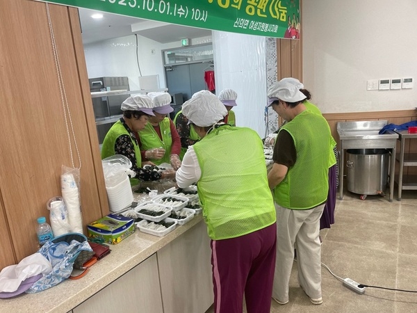 풍성한 추석, 이웃과 함께! 신의면 자원봉사자회 송편 나눔 행사 2