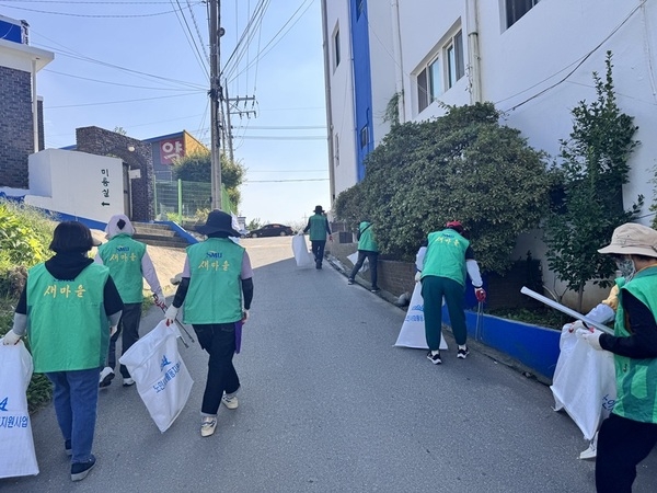 신안군 지도읍, 추석 명절맞이 대청소 실시...‘깨끗한 고향’ 준비 완료 2