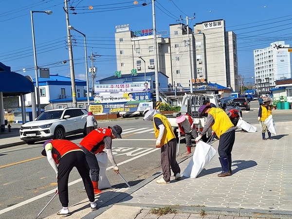 신안군 지도읍, 추석 명절맞이 대청소 실시...‘깨끗한 고향’ 준비 완료 3