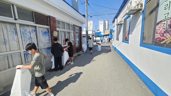 신안군 지도읍, 추석 명절맞이 대청소 실시...‘깨끗한 고향’ 준비 완료 4