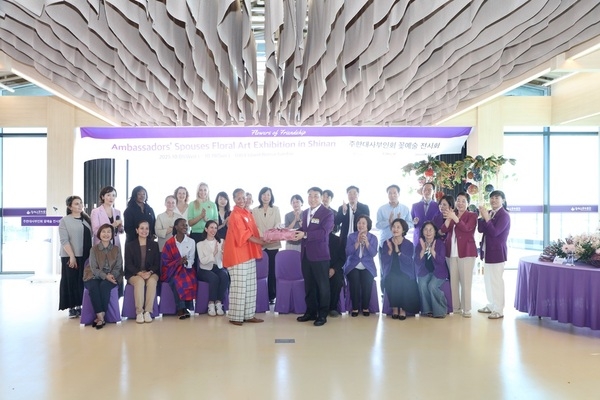 신안군, 주한대사부인회 ‘신안 꽃 예술 전시회’ 개막 2