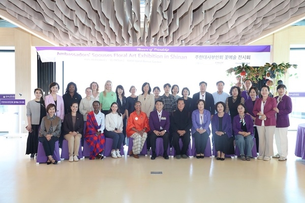 신안군, 주한대사부인회 ‘신안 꽃 예술 전시회’ 개막 1