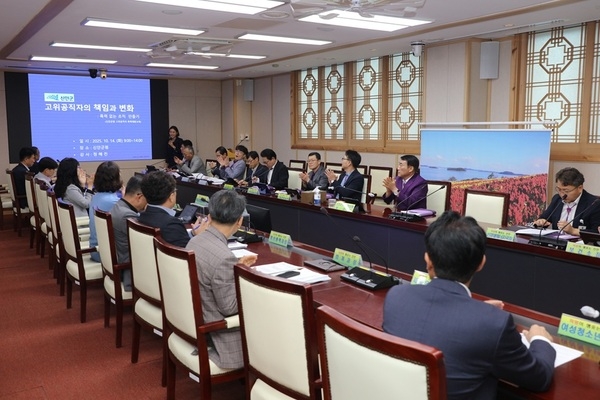 신안군, 5급 이상 고위 공직자 대상 4대 폭력 예방 교육 실시..'성평등 감수성 제고로 존중과 배려의 조직문화 확산 총력' 1