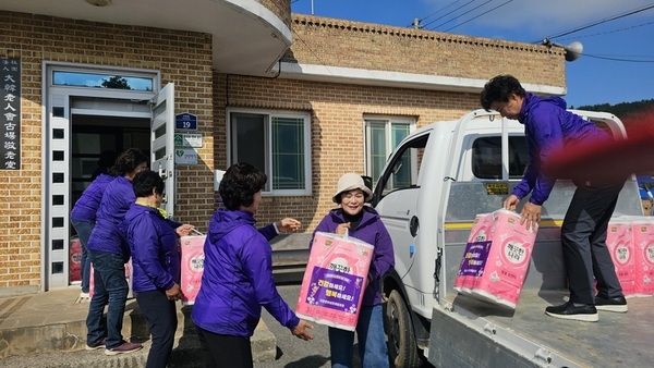 자은면, 제28회 노인의 날 기념 따뜻한 나눔 이어져..'자은면여성단체·물김수산, 어르신들께 감사의 마음 전해' 2