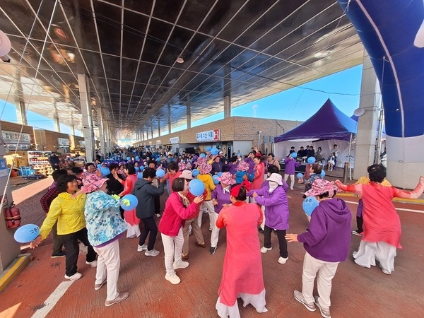 신안군, 지도읍 제5회 지도뻘땅먹거리장터 성황리 개최..'주민이 기획하고 참여하는 활기찬 지역축제의 현장' 3