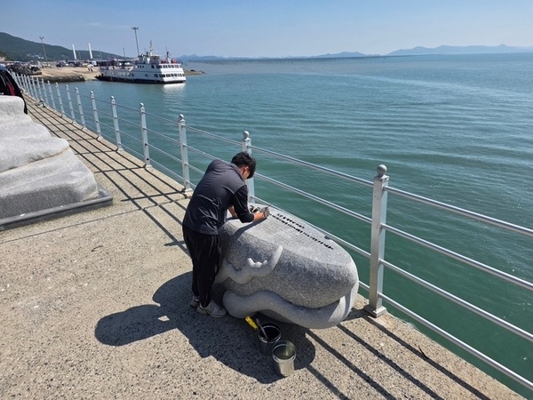 섬 뻘낙지 음식특화거리, 노후 시설 정비로 관광객 맞이 준비 완료..'쾌적한 환경 조성으로 지역경제 활력 기대' 2