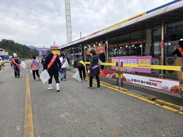 신안군, ‘깨끗하고 맛있는 신안’ 위해 뻘낙지 음식특화거리 환경정화 실시..'‘깨끗한 신안, 맛있는 신안’ 이미지 제고를 위해 상인회와 협력' 1