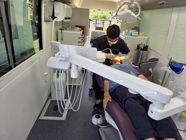 치과 없는 낙도에 희망을 싣다..'신안군 ‘찾아가는 치과 이동 진료’ 현장' 2