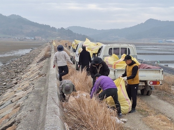 신안군 지도읍 사회단체, 6킬로미터(㎞) 해안 ‘청정 갯벌 지키기’ 앞장..