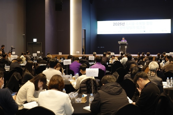 2025년 도시숲·정원 정책의 나침반 ‘신안에서 펼쳐지다’..'전국 300여 명 산림정책 담당자, 자은도에 모여 정책 공유와 우수사례 확산' 1