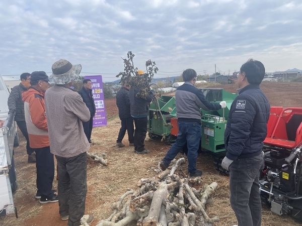 신안군, 겨울철 영농부산물 파쇄로 연일 바뻐..