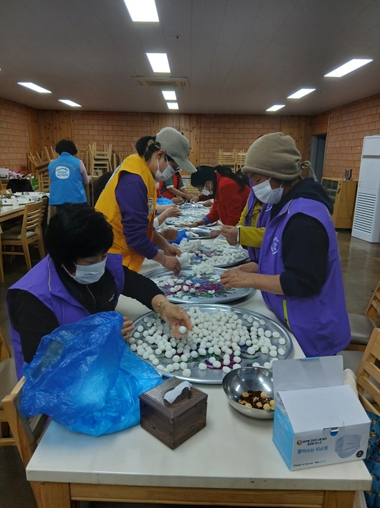 신안군 압해읍, 어르신 1,000명에 동지맞이 팥죽·동치미 나눔 3