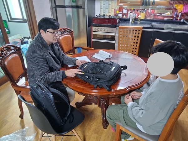 신안군 드림스타트, 초등 입학·졸업 아동 52명에 새 책가방 전달 1