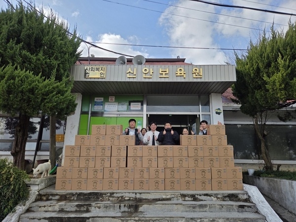 신안 이지팜 이지훈 대표, 새해 맞아 지역 아동에 상추 100박스 기부 2