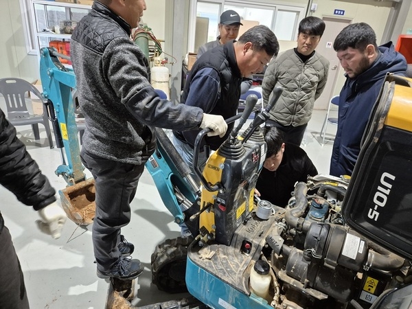 신안군, 연초부터 농기계임대사업 준비에 분주..