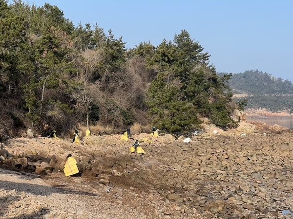 신안군 암태면 새봄맞이 바닷가 대청소 실시..