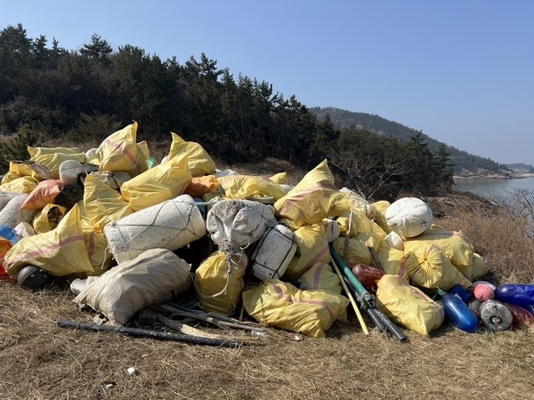 신안군 암태면 새봄맞이 바닷가 대청소 실시..